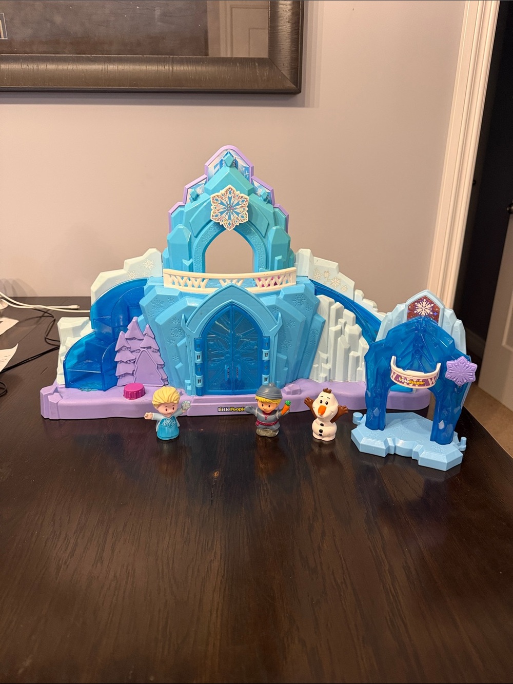 Fisher-Price Frozen-Themed Ice Castle Playset in Blue and Purple